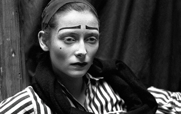 О татуировке. У меня временное тату. Я все время его меняю. Сейчас оно гласит "счастье". Когда я ездила в промотур с фильмом "На самом дне", то у меня была надпись "мечта". Она почти стерлась где-то в Далласе. То есть моя "мечта" испарилась в Далласе. Я д