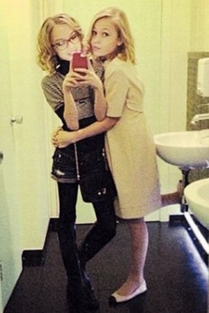 "В 3.30 ночи! В туалете зажигаем!" — прокомментировала Соня фотографию. "В 3.30 ночи! В туалете зажигаем!" — прокомментировала Соня фотографию.