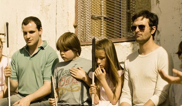 Трогательная и жизненная мелодрама "<a href="http://kinoafisha.ua/films/tolko-predstav">Только представь!</a>". Молодые учащиеся теснятся на скамейке под ярким солнцем, держась за свои белые трости и прислушиваясь к знакам, которые должны помочь им сложит