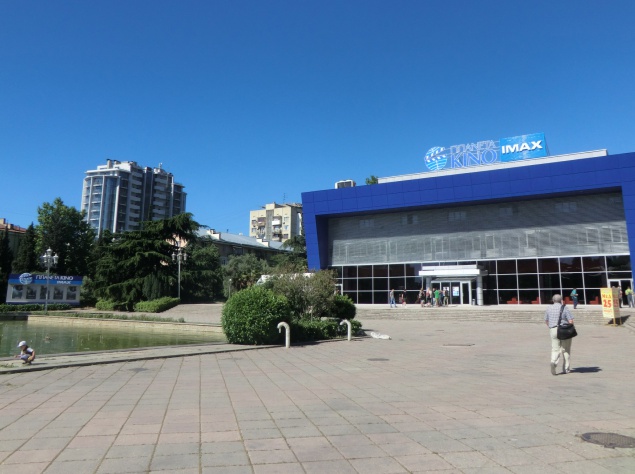 Автономная Республика Крым, г. Ялта, ул. Киевская, 4. Кинотеатр находится на центральной площади города в здании кинотеатра "Сатурн", 300 метров от McDonalds Автономная Республика Крым, г. Ялта, ул. Киевская, 4. Кинотеатр находится на центральной площади города в здании кинотеатра "Сатурн", 300 метров от McDonalds