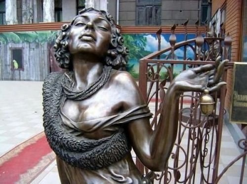 Статуя немногословной Людоедки Эллочки из "12 стульев", г. Харьков.