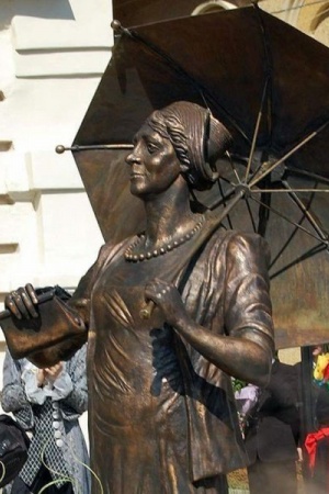 Памятник Фаине Раневской в образе Ляли из фильма "Подкидыш", г. Таганрог.