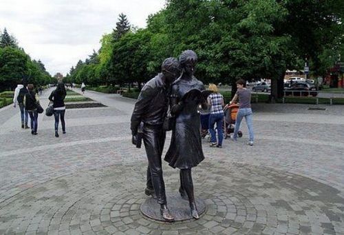 Памятник Шурику и Лиде, персонажам короткометражного фильма Л. Гайдая "Наваждение", г. Краснодар.