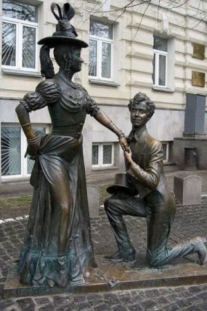 Памятник Проне Прокоповне и Голохвастову, героям комедии "За двумя зайцами", которых сыграли Маргарита Криницына и Олег Борисов, Андреевский спуск, г. Киев.