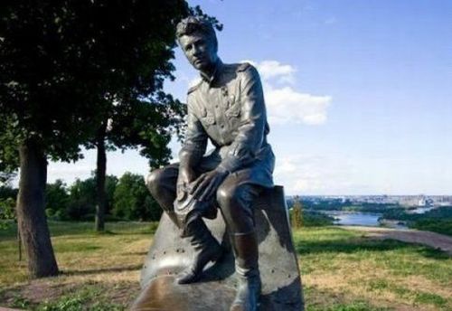 Памятник Леониду Быкову в образе капитана Титаренко ("В бой идут одни старики"), г. Киев.