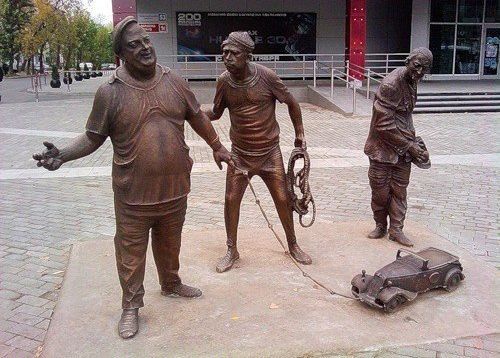 Памятник Евгению Моргунову, Юрию Никулину и Георгию Вицину в образе Бывалого, Балбеса и Труса, г. Пермь.