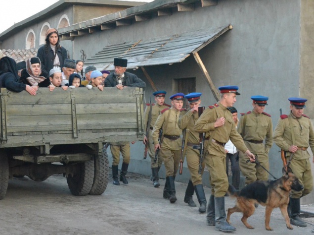 Украинская драма "Хайтарма". События картины разворачиваются на фоне сталинской депортации крымских татар. В центре сюжета — летчик, дважды герой Советского Союза, Аметхан Султан. В мае 44-го года после освобождения Севастополя Аметхан отправляется в отпу Украинская драма "Хайтарма". События картины разворачиваются на фоне сталинской депортации крымских татар. В центре сюжета — летчик, дважды герой Советского Союза, Аметхан Султан. В мае 44-го года после освобождения Севастополя Аметхан отправляется в отпу