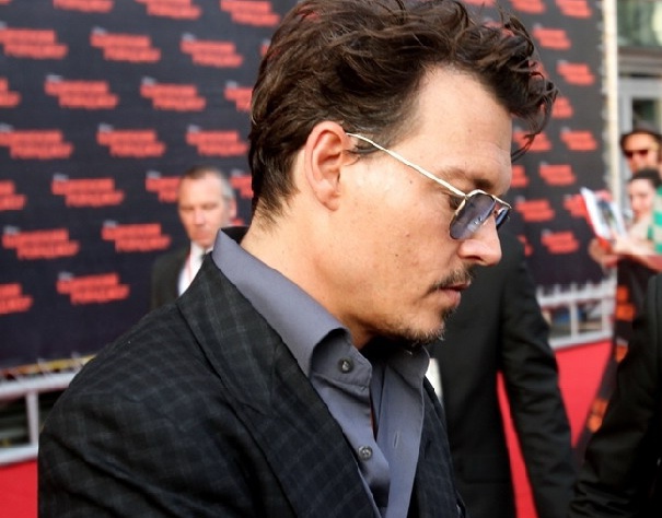 Джонни щедро раздавал автографы всем желающим. А появление на дорожке Арми Хаммера было под вопросом - актер почувствовал себя плохо еще в отеле, но все-таки смог приехать к поклонникам. Джонни щедро раздавал автографы всем желающим. А появление на дорожке Арми Хаммера было под вопросом - актер почувствовал себя плохо еще в отеле, но все-таки смог приехать к поклонникам.