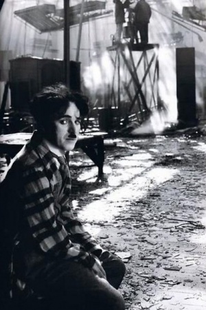 Утомленный съемками Чарли Чаплин