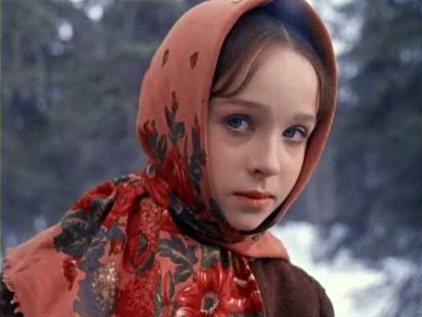 Наталья Седых (Настенька). Седых успела прославиться до кино, получив титул "самой маленькой фигуристки Союза" — девочка впервые встала на коньки в 4 года. У Роу сыграла роль Настеньки в "Морозко" (1964). После школы поступила в хореографическое училище п Наталья Седых (Настенька). Седых успела прославиться до кино, получив титул "самой маленькой фигуристки Союза" — девочка впервые встала на коньки в 4 года. У Роу сыграла роль Настеньки в "Морозко" (1964). После школы поступила в хореографическое училище п