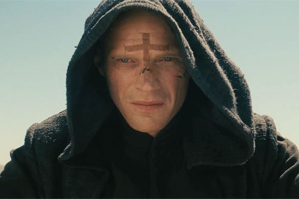 Пол Беттани — "Священник"