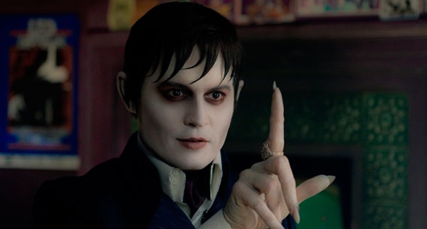 "Мрачные тени" (2012). В образе Барнабаса Коллинза нам незнакомы разве что длинные накладные когти да вампирские клыки — всё остальное мы уже до боли изучили в лице Джонни. Мертвенная бледность, темные круги под глазами и кроваво-красный рот — здравствуйт