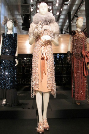 Нежное по гамме, платье словно сшито из маленьких льдинок.