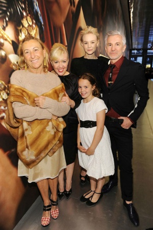 Вот такая история, рассказанная талантливыми художницами — Миуччей и Кэтрин. Барышни во всех интервью настаивают на том, что работали в этом фильме в творческом тандеме, что, собственно, очевидно.