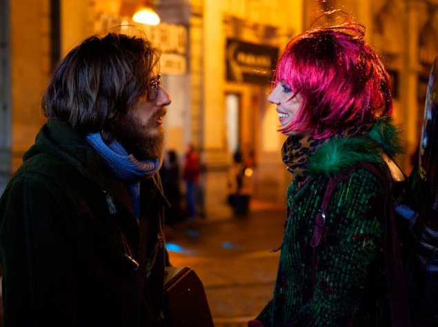 Итальянская комедия "<a href="http://kinoafisha.ua/films/den-vseh-svyath">День всех святых</a>". У молодой пари Гвидо и Антония не только абсолютно противоположные характеры, но и рабочие графики: он работает по ночам швейцаром в отеле, а она днем в служб