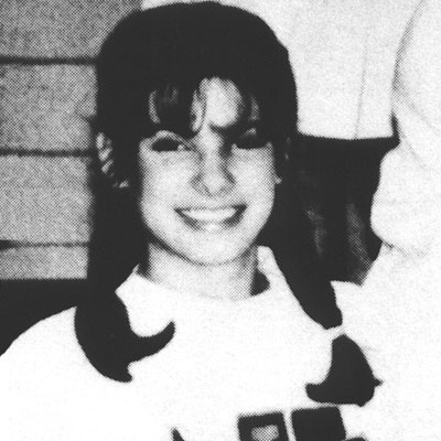 1982. Актриса оканчивает школу