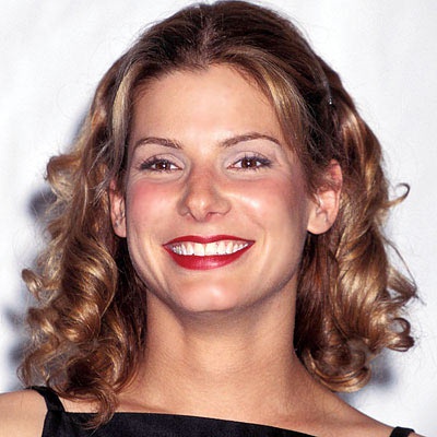 1995. Звезда фильма "Пока ты спал" предпочитает кудри и макияж в стиле ретро