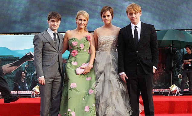 5. В 2008 году Дж. К. Роулинг написала рассказ-предысторию "Гарри Поттера". Произведение было опубликовано на открытке для продажи на благотворительном аукционе при поддержке сети книжных магазинов Waterstone’s. Героями рассказа являются отец Гарри Джеймс 5. В 2008 году Дж. К. Роулинг написала рассказ-предысторию "Гарри Поттера". Произведение было опубликовано на открытке для продажи на благотворительном аукционе при поддержке сети книжных магазинов Waterstone’s. Героями рассказа являются отец Гарри Джеймс