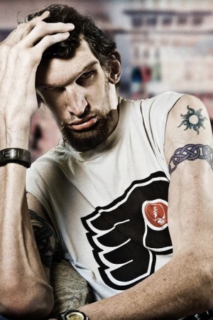 Мэттью Макгрори имел полутораметровый рост по окончании детского сада, а в зрелом возрасте дорос до 2,29 м. Низкий грудной голос и врожденный артистизм не дали ему продолжить карьеру судмедэксперта. Сначала его приглашали сниматься на популярные телешоу и