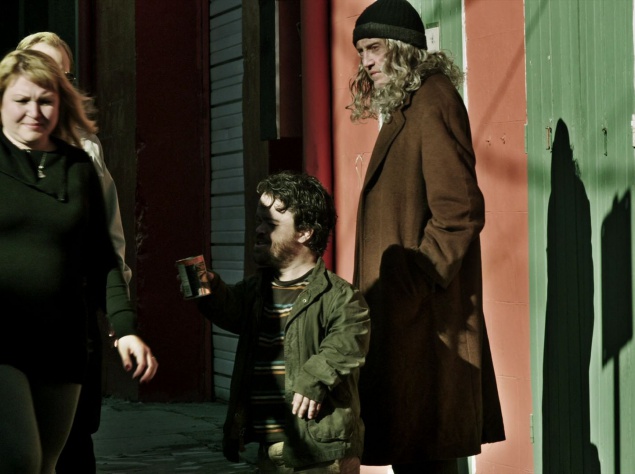 Триллер "Власть убеждений". Молодая женщина Алекса работает курьером и мечтает оставить эту скучную работу. Но однажды, согласившись доставить секретную посылку, она оказывается в центре заговора, охватившего весь земной шар. Ее жизнь, и жизни всех, кто в