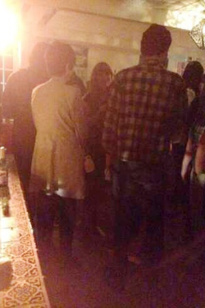 Я сейчас на домашней вечеринке в Голливудских холмах. Роберт Паттинсон флиртует на кухне.  Но с кем?! Возможно, речь идет о мисс Родригес, но автор сообщения предпочел обойтись без уточнений. Теперь таблоидам, которые не так давно "сводили" Роба с Райли К