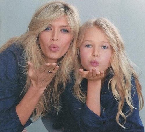 Вера Брежнева и ее доченька Соня. Дочурка Веры Брежневой, 12-летняя Сонечка, уже знает цену своим женским чарам. Она регулярно размещает в социальных сетях свои фото и всегда собирает множество комплиментов. Ведь у девочки поразительное сходство со своей 