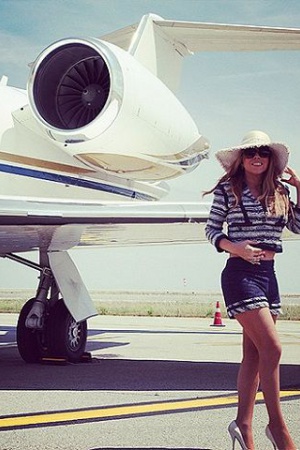 Мэрайя Кэри. Типичный для певицы гламурный образ на отдыхе во Франции.