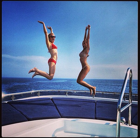 Семейное путешествие Николь Ричи в Портофино, Италия. "Мы не можем остановиться!" - так охарактеризовала актриса свой отдых на яхте с подругой.