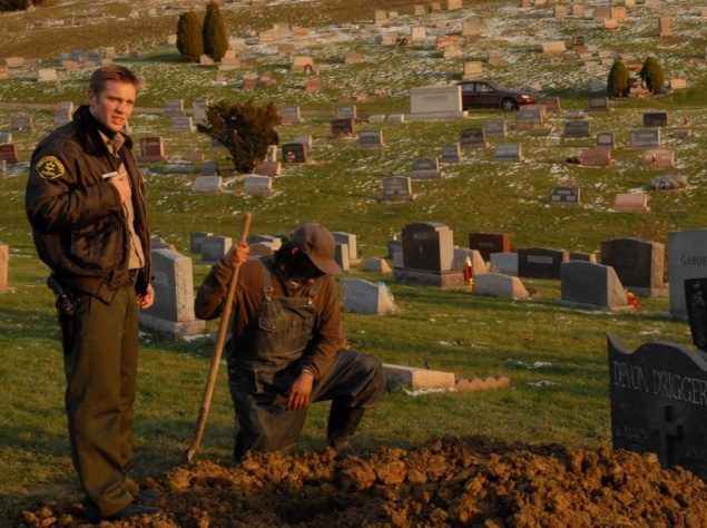 Триллер "Воскрешение". Подросток похоронил своего родного брата, но не осознает это. С ним долгое время работает психолог, но парень на каждом сеансе отрицает факт смерти. Вскоре полицейские обнаруживают вскрытую могилу, из которой исчезло тело брата. Пос