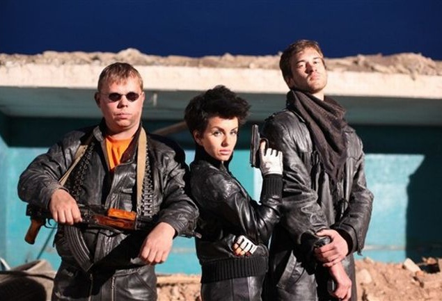 Российский ужастик "Zомби каникулы". Группа молодых людей собирается на главную тусовку лета. Но никто не догадывается, что судьба готовит им совершенно другую программу. Оказавшись в эпицентре зомбо-апокалипсиса, друзья обнаруживают, что ходячие мертвецы