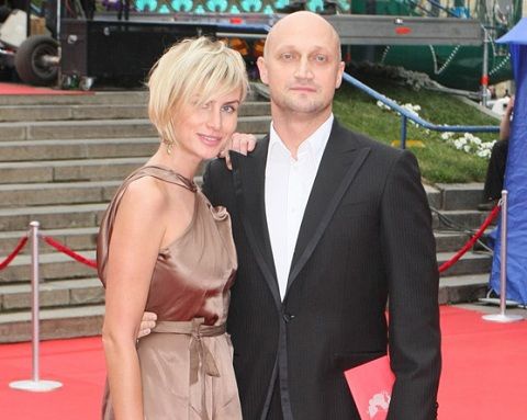 Гоша Куценко и его нынешняя жена Ирина Скриниченко долго не могли дойти до алтаря. Пара то расходилась, то сходилась. Каждый раз влюбленные собирались пожениться, но в последний момент событие откладывалось. Но в их истории любви есть счастливый конец – И