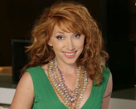 Юмористка Елена Воробей накануне свадьбы ушла от австралийского миллионера Майкла. По слухам, причиной такого разрыва стал разговор Елены с будущей тещей, которая требовала, чтобы Воробей отказалась от карьеры и полностью посвятила себя семье. Артистка на