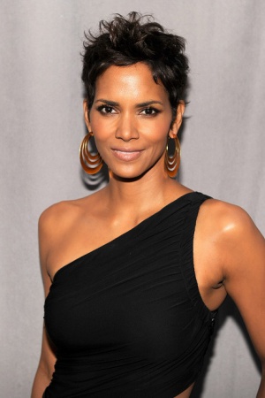 Холли Берри. Возраст: 47 лет. Секрет красоты: "Я всегда на диете. Диета – это мой стиль жизни".