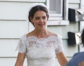 Кэти Холмс разгуливает в свадебном платье