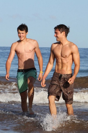 Зак Эфрон со своим младшим братом Диланом