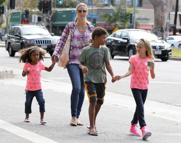 Топ-модель Хайди Клум выгуляла детишек – семейство сходило в кафе, после чего отправилось на шоппинг.