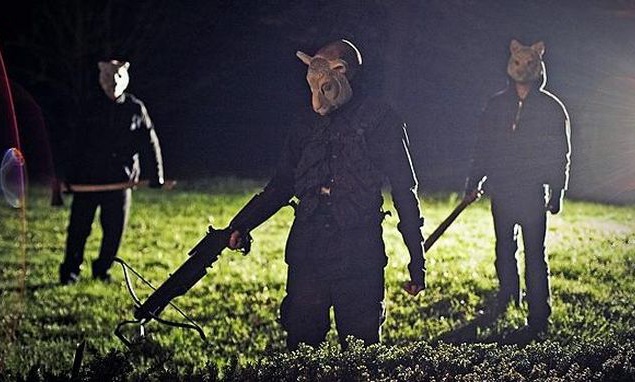 Триллер "Тебе конец!". Семья Дэвисонов во время отдыха сталкивается с бандой садистов и убийц. Несчастным приходится держать осаду в домике для отдыха, сражаясь за свои жизни. Но бандиты никак не предполагали, что юная подружка старшего сына Дэвисонов хра