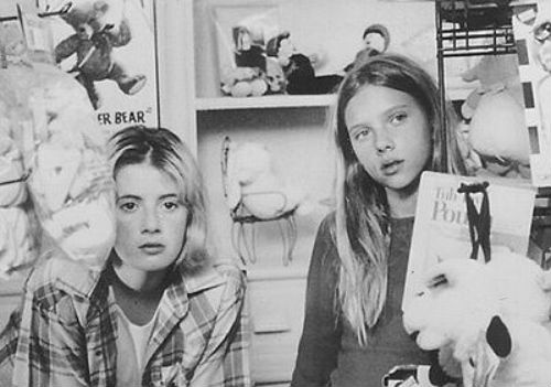 Первая главная роль Скарлетт Йоханссон - в фильме "Воришки" (1996 год) Первая главная роль Скарлетт Йоханссон - в фильме "Воришки" (1996 год)