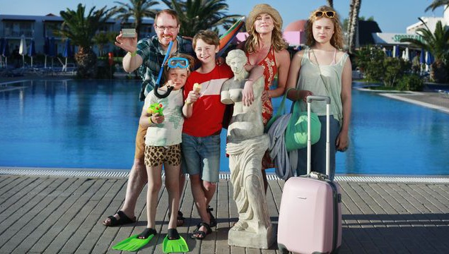 Комедия "Все включено: каникулы в Греции". Скупой отец семейства Андерссонов выигрывает билеты в Грецию и отправляется на отдых с супругой и детьми. Забавные приключения, с которыми придется столкнуться семье во время отдыха, впечатляют — от пьяных гоблин Комедия "Все включено: каникулы в Греции". Скупой отец семейства Андерссонов выигрывает билеты в Грецию и отправляется на отдых с супругой и детьми. Забавные приключения, с которыми придется столкнуться семье во время отдыха, впечатляют — от пьяных гоблин