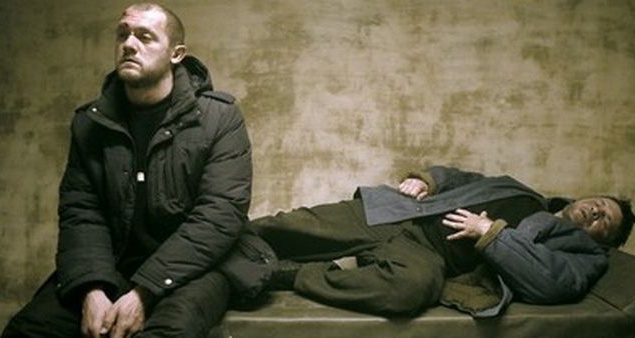 Российская драма "Майор". Майор полиции Сергей Соболев мчится в роддом к супруге вне себя от счастья... На скользкой зимней дороге он насмерть сбивает шестилетнего мальчика на глазах у несчастной матери. Идя на компромисс с совестью, майор использует свое Российская драма "Майор". Майор полиции Сергей Соболев мчится в роддом к супруге вне себя от счастья... На скользкой зимней дороге он насмерть сбивает шестилетнего мальчика на глазах у несчастной матери. Идя на компромисс с совестью, майор использует свое