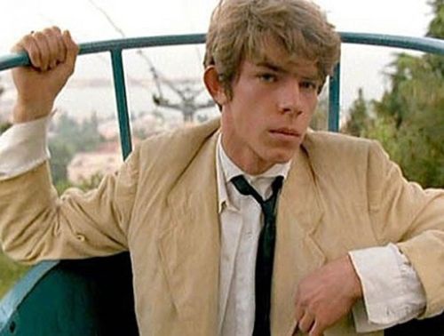 Этот парень родился в Новороссийске. В Питер приехал в 15 лет, чтобы поступить в ПТУ и стать кулинаром. Однако ему было суждено стать артистом и воплотить образ молодого поколения в культовом фильме Асса. В середине 80-х страна на пороге эпохальных измене