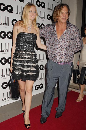 В 2009 году таблоиды писали о романе Микки с русской моделью Еленой Кулецкой. Парочку замечали в ночных клубах, они даже появлялись вместе на красной дорожке. Говорили, что Рурк всерьез влюбился в Елену (которая, кстати, согласно "официальной версии", тог