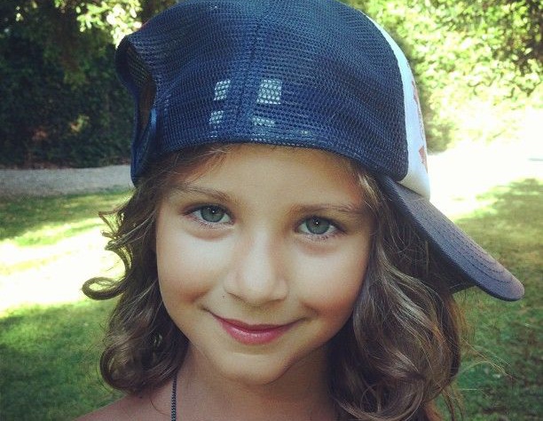 "Пап, пока ты спал, я твою кепку надела!". 5-летняя Нина Ургант растет красоткой!