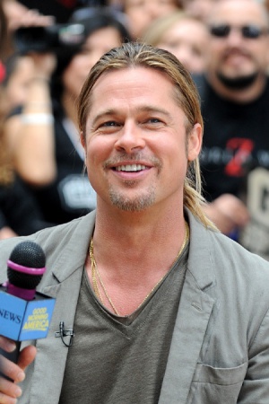 Сравнивая фото Шайло и Брэда, становится ясно, что его дочка даже волосы зачёсывает назад точь-в-точь, как её папа. Что уж говорить о похожих чертах лица - брови, голубые глаза, цвет волос, линия скул - 7-летняя девочка совсем скоро станет яркой копией зн