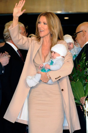 5. Селин Дион после многочисленных ЭКО и выкидыша родила мальчиков-близнецов в 42 года.