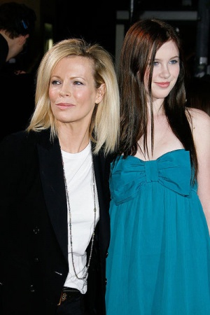 7. Ким Бессинджер родила дочь Ирландию от тогдашнего мужа Алека Болдуина в 41 год.