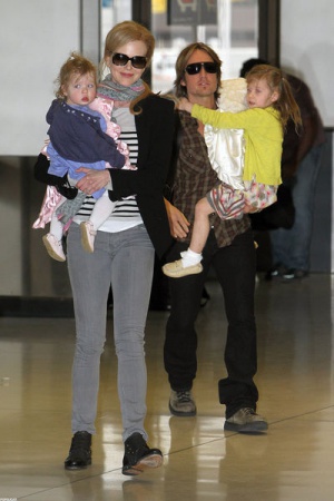 10. Николь Кидман первого своего биологического ребенка родила в 40 лет. Актриса подчеркивает, что быть мамой в 40 лет – это совсем не то же самое, что воспитывать детей в 20. Знаменитость считает, что в том возрасте эмоционально и ментально она сама еще 