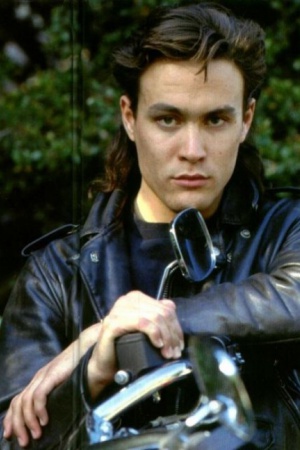 Брэндон Ли погиб прямо на съемочной площадке фильма "Ворон". Были включены камеры и все шло по сценарию. Актер нажал на курок "Магнума-44", заряженного холостыми патронами. По несчастной случайности в нем осталась "заглушка", которая и застряла в позвоноч