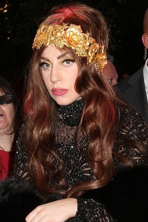 Леди ГаГа. Некоторые коллеги в восторге от королевы эпатажа и "матери монстров". А вот ее бывшая ассистентка пытается отсудить у звезды целое состояние за сверхурочную работу, в том числе за службу теплым телом в постели певицы, которая очень боится спать