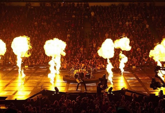 Приключенческий фильм-мюзикл "Metallica: Сквозь невозможное", посвященный легендарной американской метал-группе. Участник технической команды Metallica получает задание — привезти сумку, содержимое которой необходимо группе для выступления. Сопровождая та Приключенческий фильм-мюзикл "Metallica: Сквозь невозможное", посвященный легендарной американской метал-группе. Участник технической команды Metallica получает задание — привезти сумку, содержимое которой необходимо группе для выступления. Сопровождая та